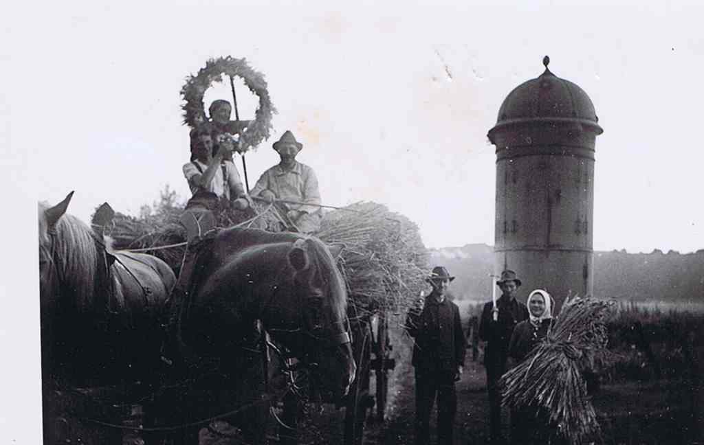 Trafosäule vor dem ehemaligen Henke-Hof, Erntedank 1939