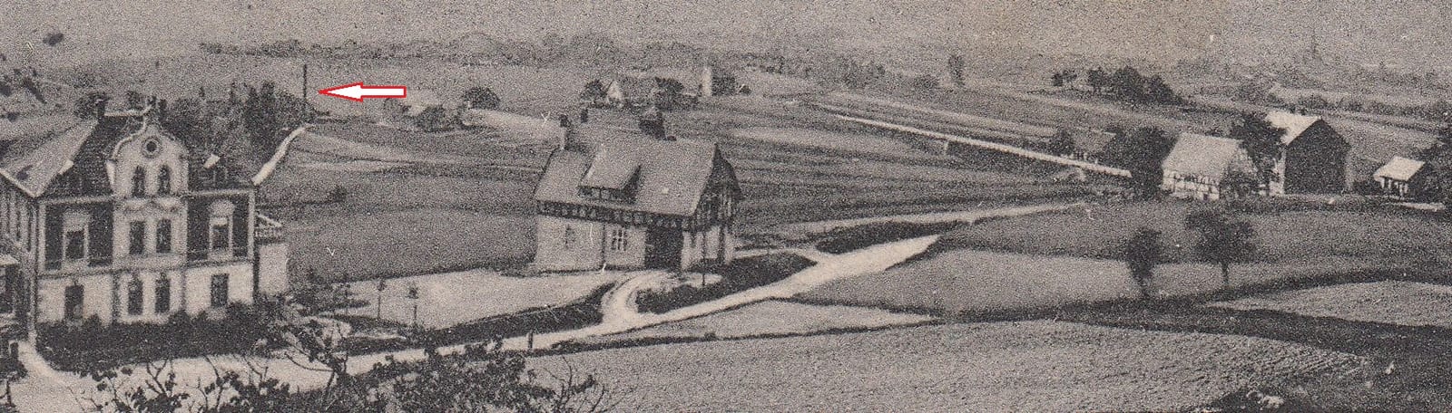 Das von Haus Frische aus in Richtung Süden aufgenommene Foto (Postkarte ca. nach 1910) zeigt sehr wahrscheinlich den Schornstein der Ölmühle (Pfeil)