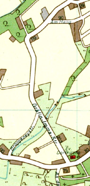 Auf dem Stadtplan 1966 verläuft die Straße noch zwischen Kirche und der Wirtschaft „Zum Wilhelmstein“. Auch zu sehen: gegenüber der Straße „Am Hang“ ist das Betriebsgelände der Zeche „Mit Gott gewagt“ eine grau schraffierte Fläche.