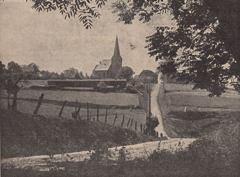 Blick auf die Gräfin-Imma-Straße und die Dorfkirche. Das Entstehungsjahr dieses Fotos ist nicht bekannt, vermutlich in den 1930er Jahren. Die Baracke auf dem Feld vor der Kirche hat dort zumindest seit den 1920er Jahren gestanden, sie hat zu Wohnzwecken gedient und ist nach 1950 abgerissen worden.
