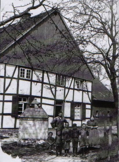 Der ehemalige Kleine-Oekey-Kotten, Foto ca. 1890, heute Hausnr. 37, eines der frühesten Häuser an der Straße. Auf seinem Grund und Boden ist Anfang der 1960er Jahren der Großteil des heutigen Lupinenwegs entstanden.