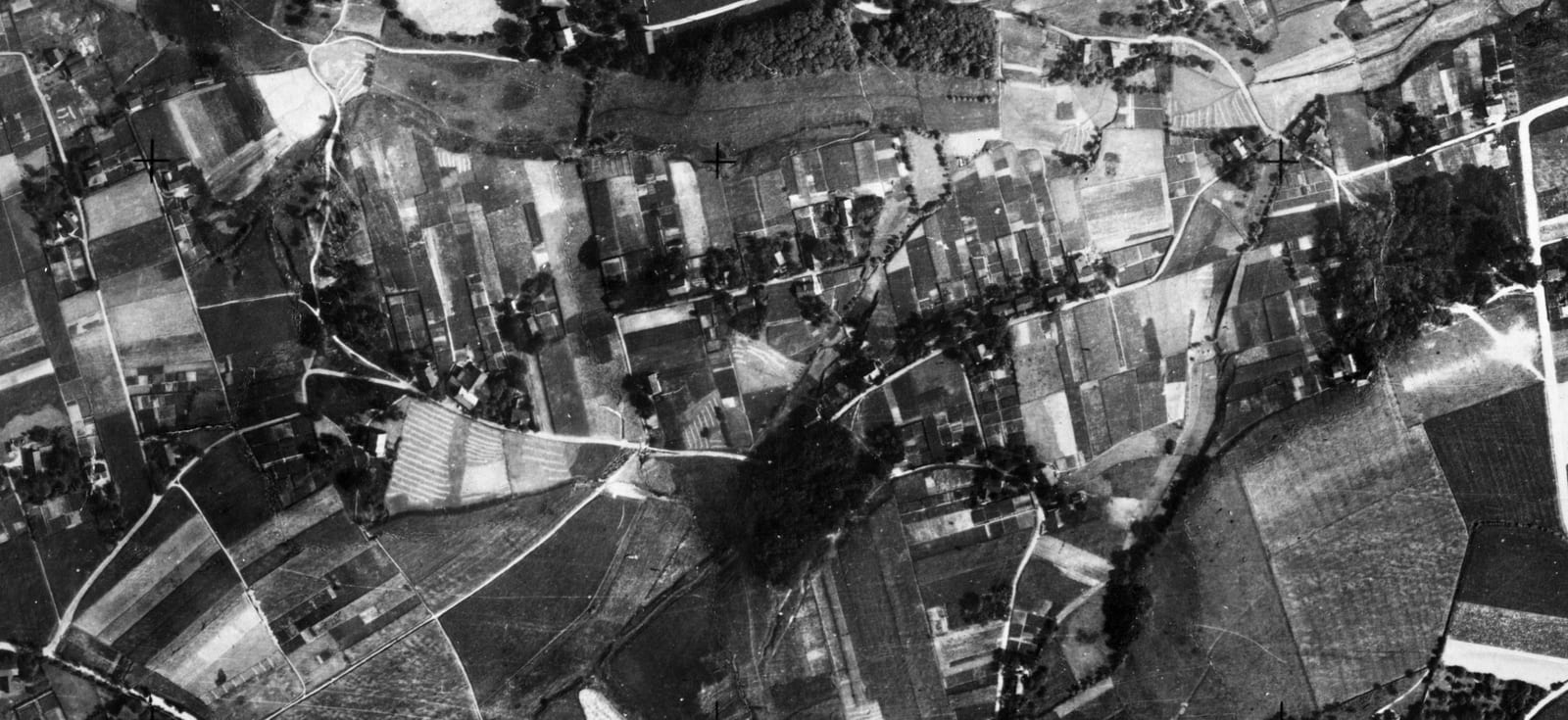 Auf einem Luftbild aus dem Jahr 1926 gut zu erkennen: die Brüderstraße mündet (von links kommend) auf die Schloßstraße. Am rechten Rand ist die heutige Surkenstraße zu erkennen. (Foto: Regionalverband Ruhr)