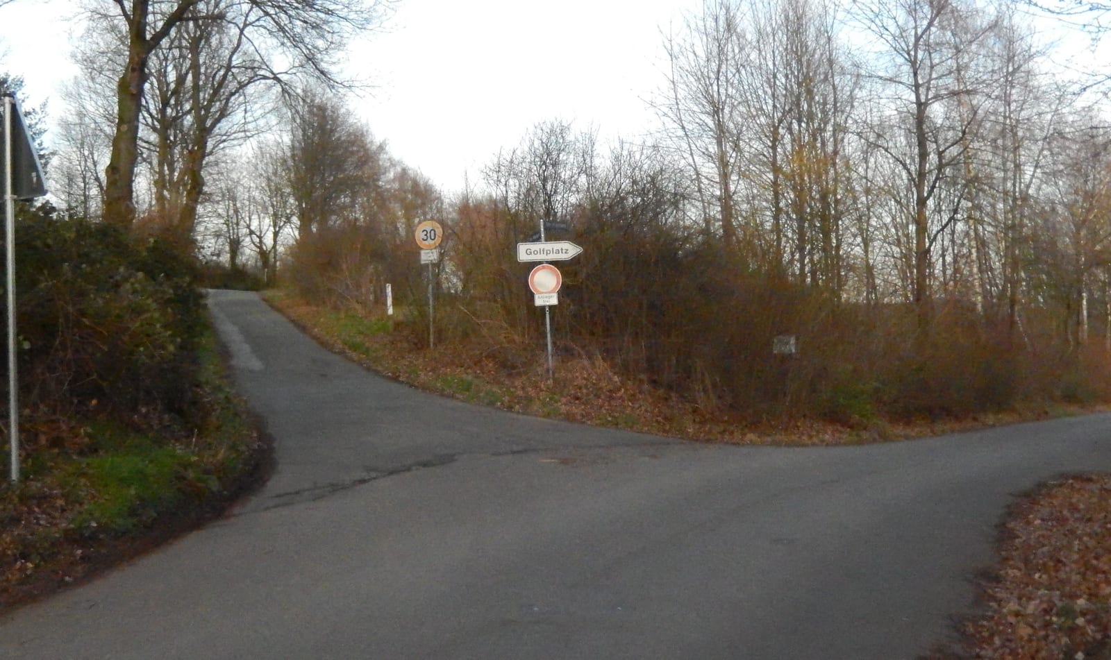An der Gabelung geht es nach oben in den äteren Teil der Straße
