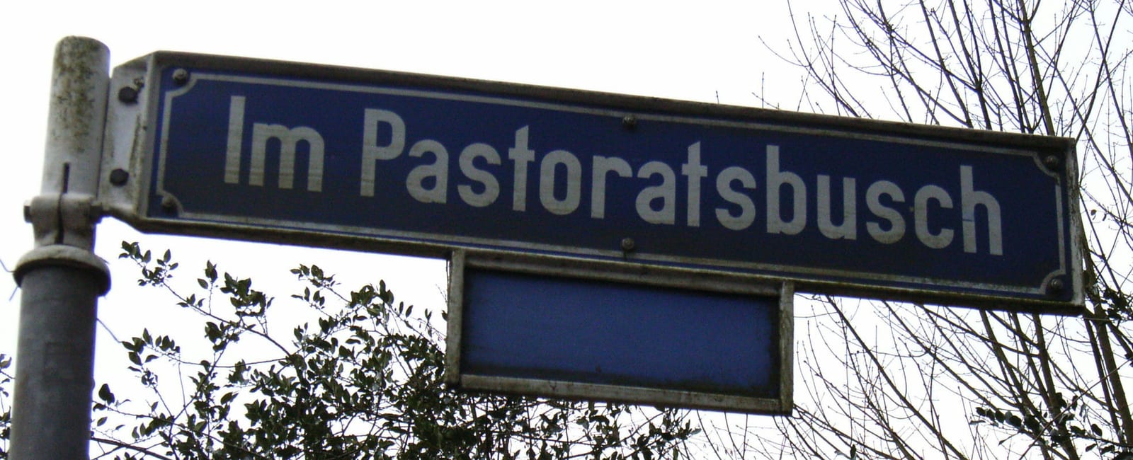 Straßenschild: Im Pastoratsbusch