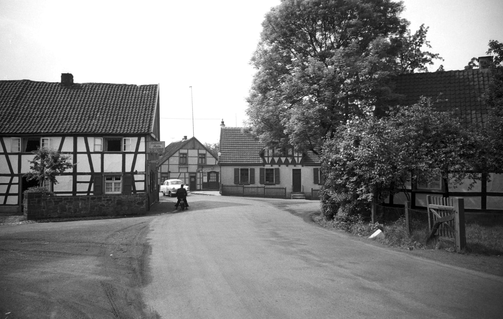 Die Kreuzung in Stiepel Dorf Im Jahr 1956: Die historische Ortsmitte ist noch eng und gefährlich, unter anderem das linke Fachwerkhaus wurde abgerissen. Foto: Stadt Bochum, Presse- und Informationsamt