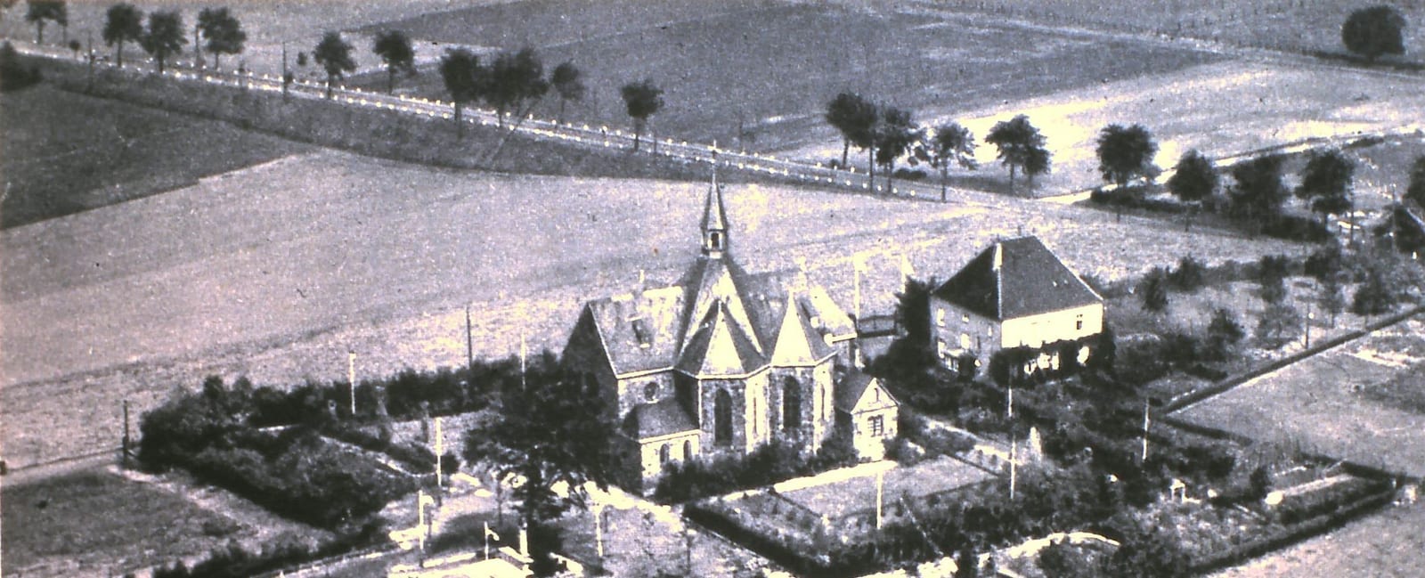 „Schreiers Damm“ am oberen Bildrand zwischen Kloster und dem heutigen Haus Spitz, benannt nach dem seinerzeitigen Wirt Gustav Schreier, auf einer Postkarte, Foto: Archiv W. Dickten