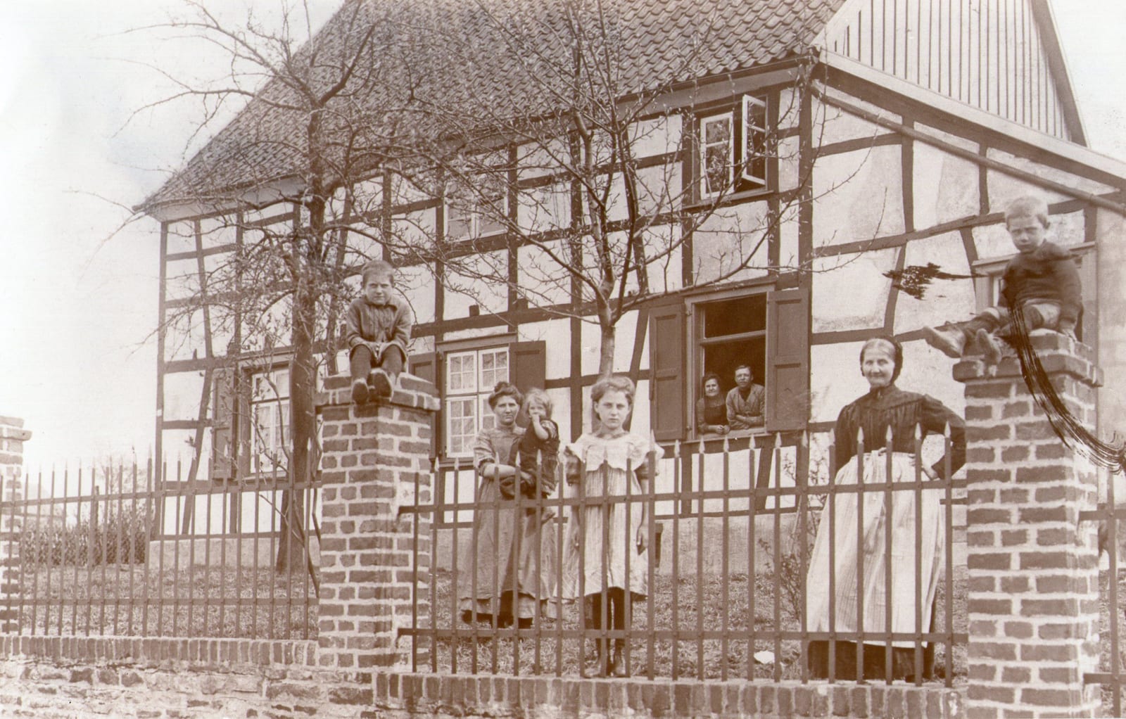 Das erste und lange Zeit einzige Haus an der Straße (erbaut 1827) ist 1943 zerstört worden