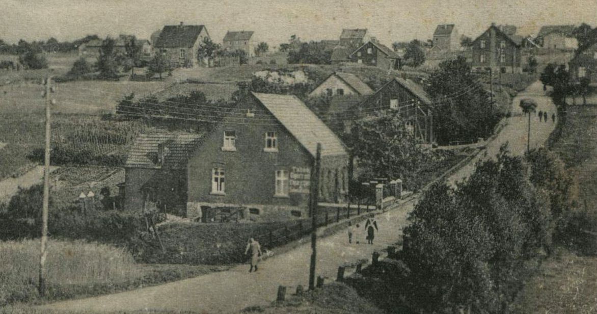 Die Surkenstraße auf einer Postkarte aus den 1920er Jahren, Blick nach Süden in Richtung der heutigen Kemnader Straße. Verdeckt durch die vorderen Häuser liegt der im Text beschriebene Steinbruch.