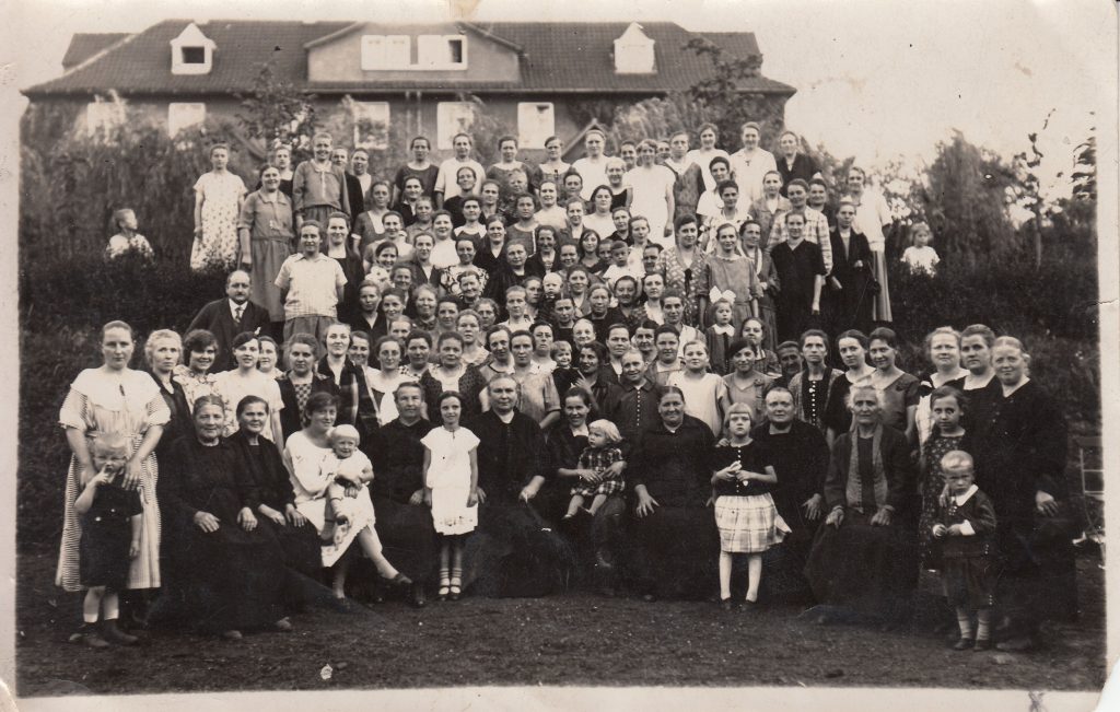 August Rautenberg (Mitte, ganz links) mit einem Ausflug der Arbeiterwohlfahrt Stiepel, 1920