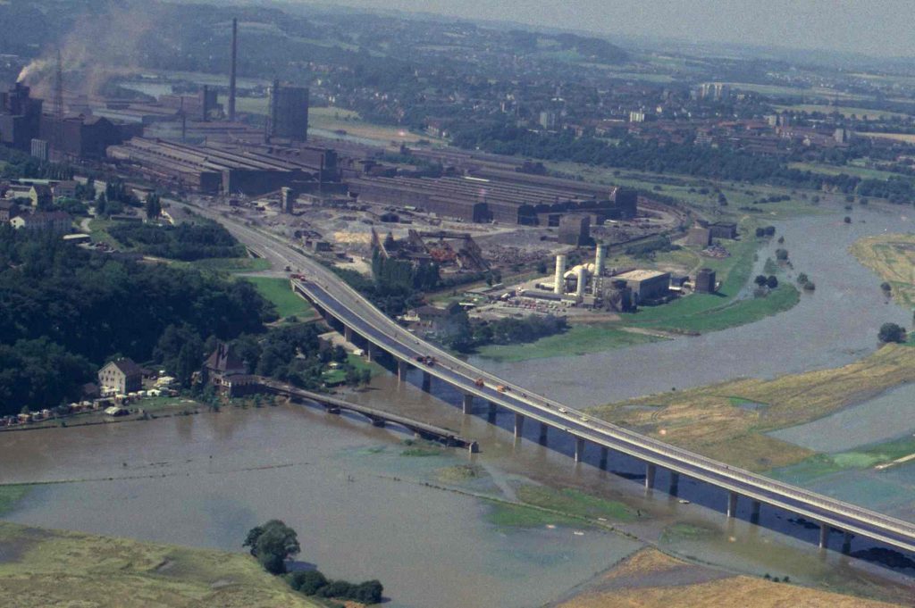 Die dritte Brücke wird abgerissen, während die vierte Kosterbrücke teilweise fertiggestellt ist, 1979.
