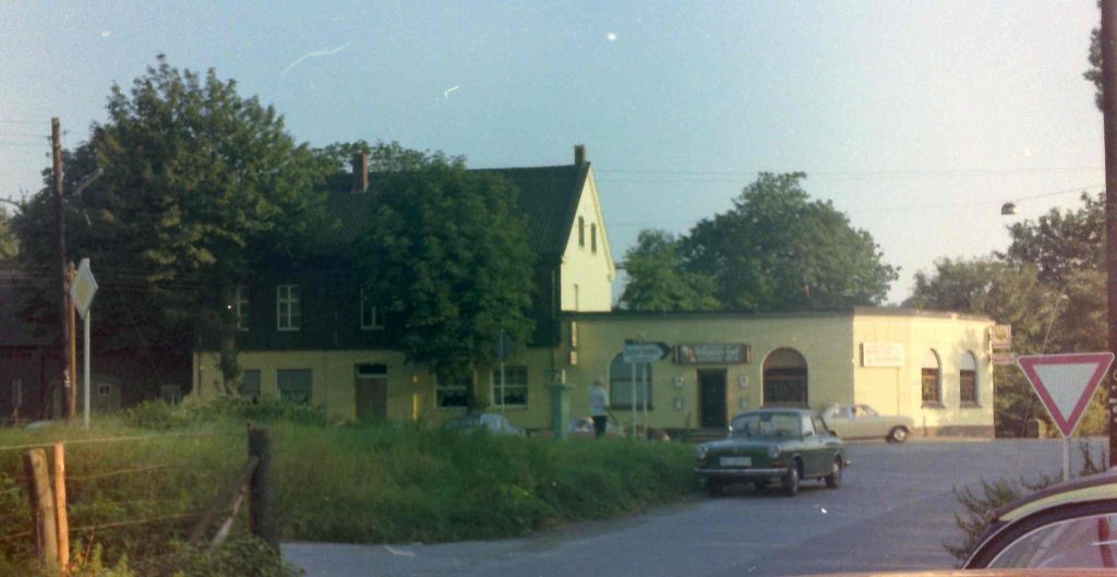 Die ehemalige Wirtschaft "Stiepeler Hof" am Übergang der Kosterstraße auf die Brücke, 1970er Jahre.