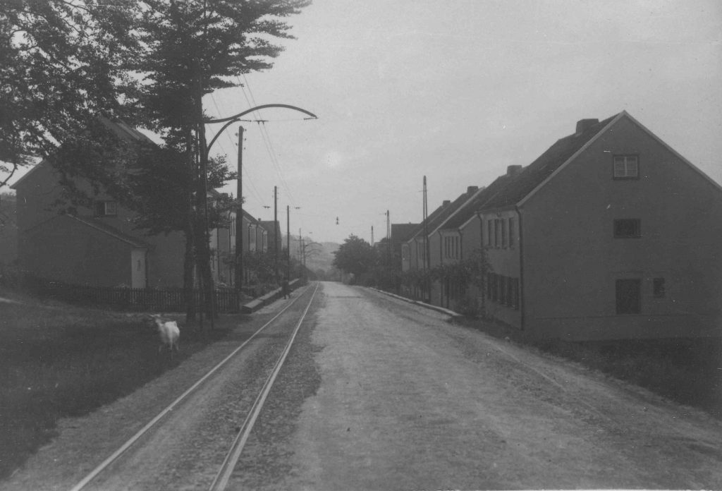 Die Kosterstraße mit den 1922 errichteten Wohnhäusern und der einspurig geführten Straßenbahn.