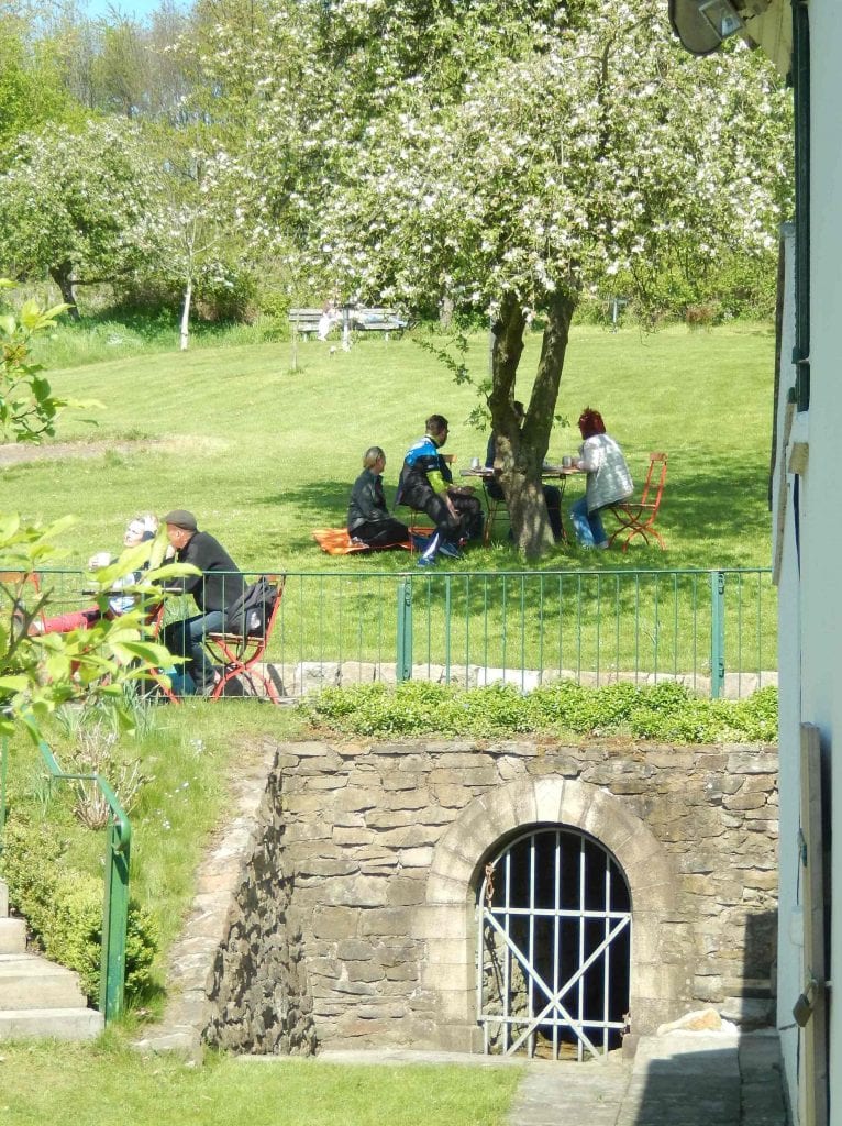 Das Pfingstblume-Café im Garten des denkmalgeschützten Betriebsgebäudes