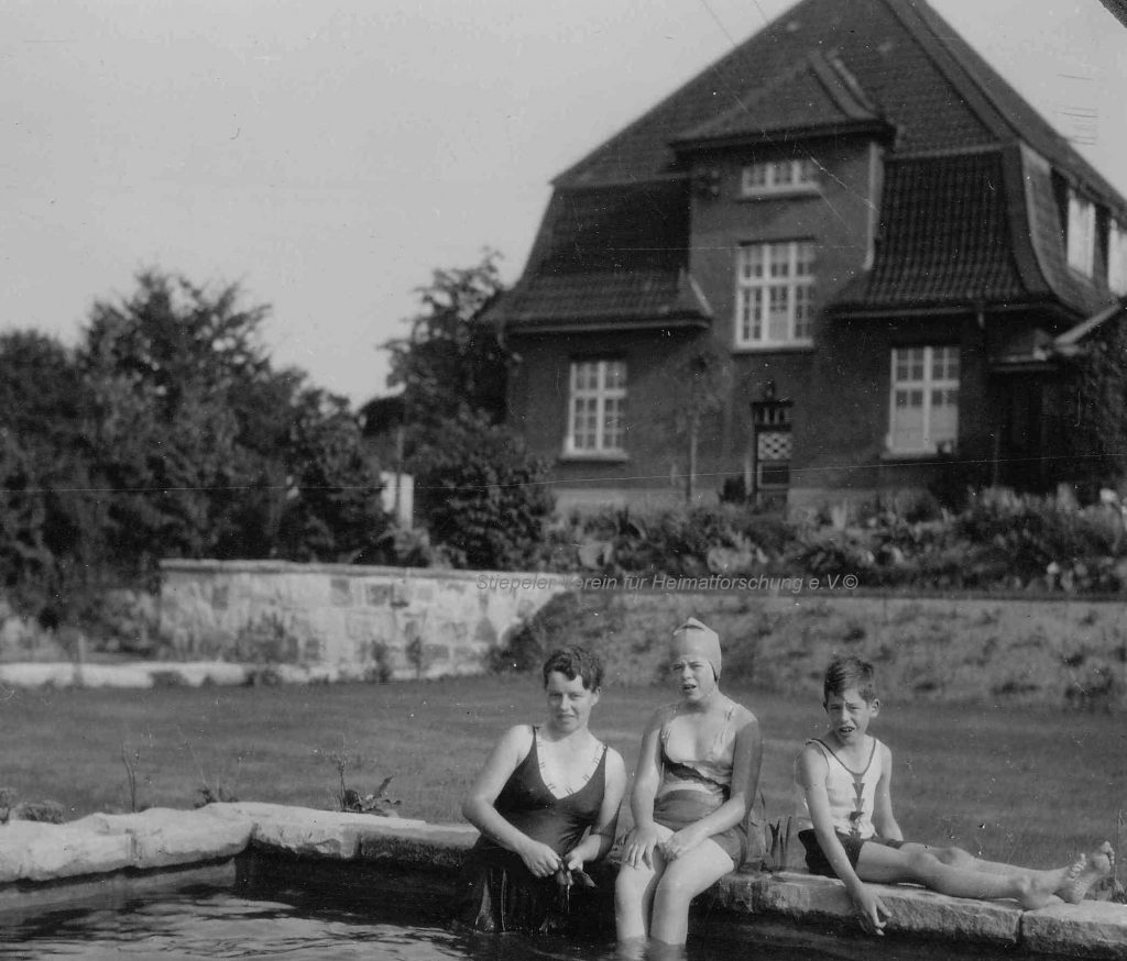Das "neue" Haus vom Garten aus betrachtet, im Vordergrund Cornelia Gilbert, geb. zur Oven Krockhaus, mit den Kindern Renate und Gerd, 1931