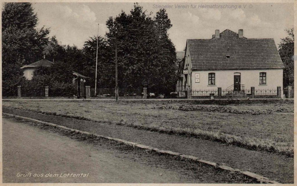 Postkarte 1938: links der "Holzsaal", rechts das Wohnhaus mit der neuen Gastwirtschaft
