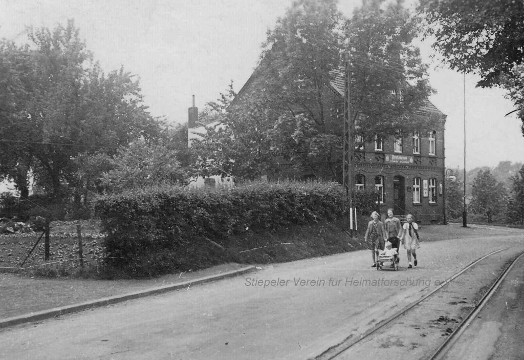 "Zum Lindenhof" noch mit Gemüsegarten und der einspurig geführten Straßenbahn in den 1920er Jahren.