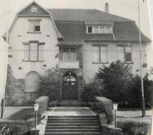 Das im Jahr 1910 errichtete "neue" Gemeindehaus, 1950er Jahre (Sammlung Willi Dickten)
